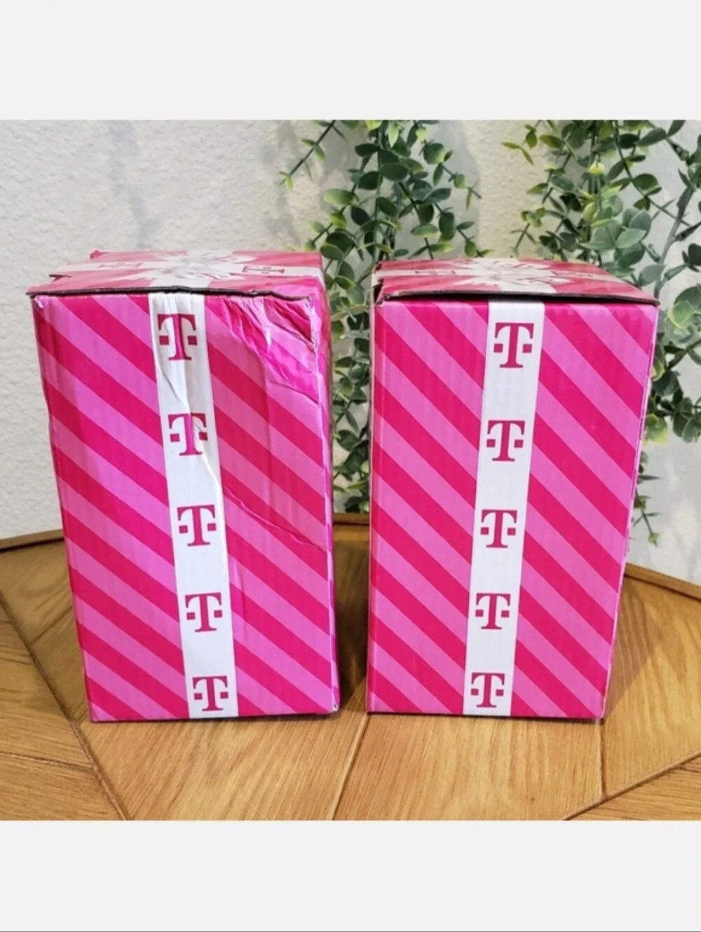 🎁 Set of 2 T-Mobile Holiday Collectible Etched 16oz Glasses (2023) NEW!